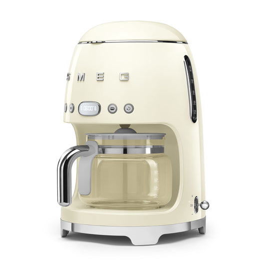 Cafetera SMEG color crema vista lateral con jarra de vidrio
