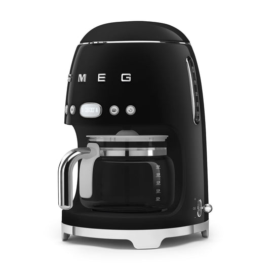 Cafetera SMEG negra de diseño retro, vista lateral en cocina moderna