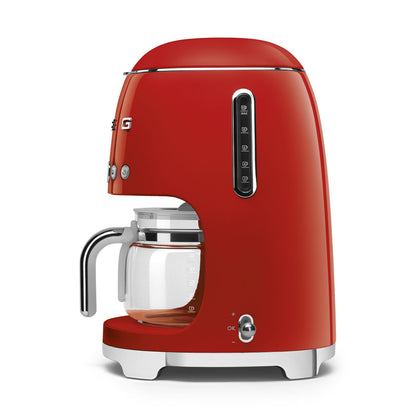 Cafetera SMEG roja de lado con jarra de vidrio transparente