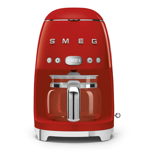 Cafetera roja SMEG frontal con jarra de vidrio, cocina moderna