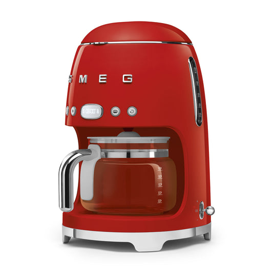 Cafetera roja SMEG vista lateral en cocina moderna
