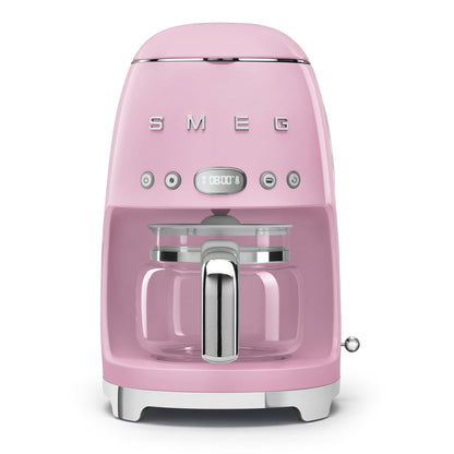 Cafetera rosa SMEG frontal, diseño retro, ideal para cocina moderna