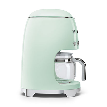 cafetera verde menta lateral, cocina moderna