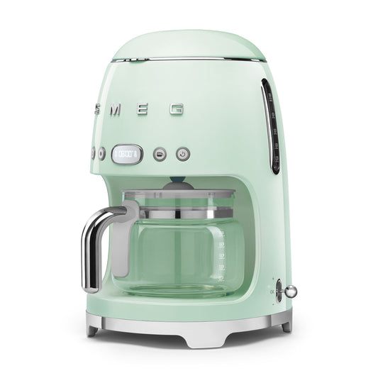 Cafetera verde menta SMEG de diseño vintage, vista lateral, cocina moderna
