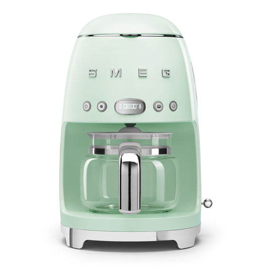 Cafetera verde pastel frontal, diseño elegante, cocina moderna