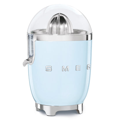Exprimidor SMEG azul claro, vista lateral, cocina moderna