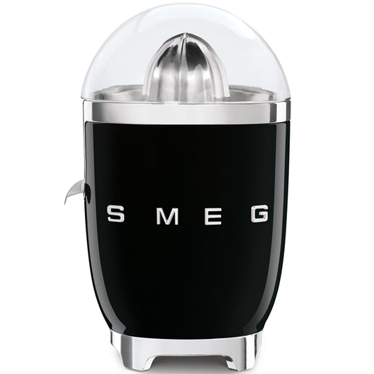 Exprimidor SMEG negro frontal en cocina elegante