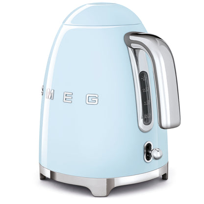 Hervidor SMEG azul claro lateral, cocina moderna