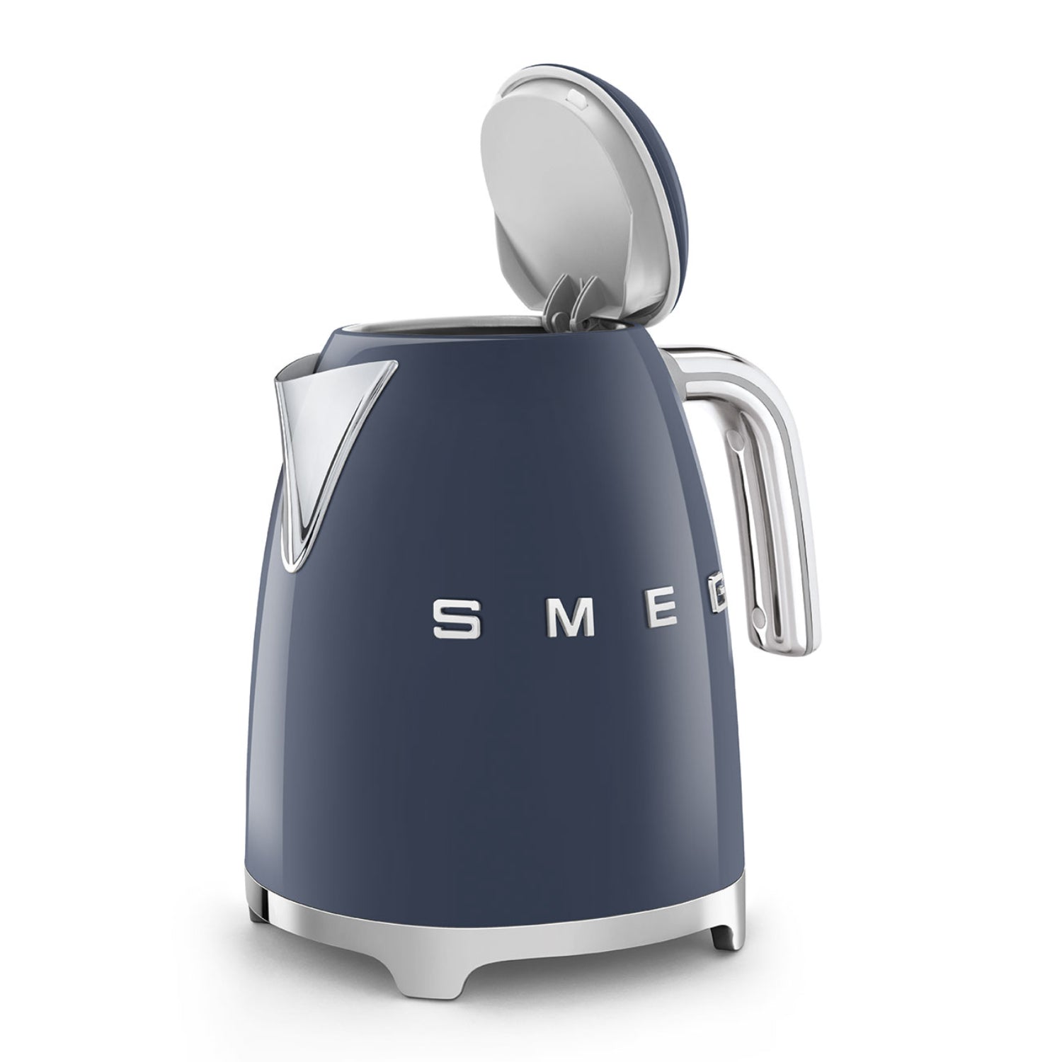 Hervidor SMEG azul oscuro, lateral abierto, cocina moderna