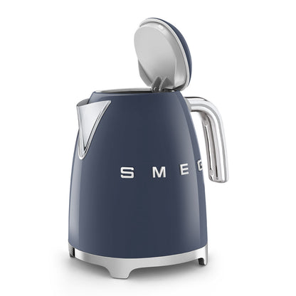 Hervidor SMEG azul oscuro, lateral abierto, cocina moderna