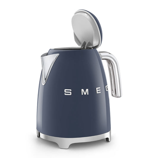 Hervidor SMEG azul oscuro, lateral abierto, cocina moderna