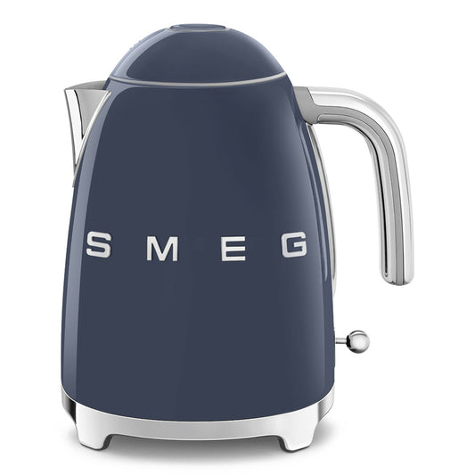 Hervidor SMEG azul frontal, elegante y moderno, ideal para la cocina.