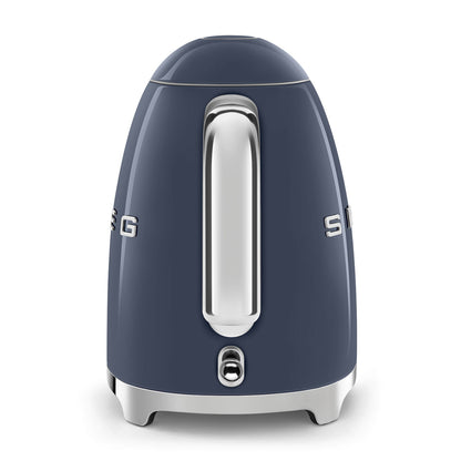 Hervidor SMEG azul oscuro, vista frontal con detalles brillantes