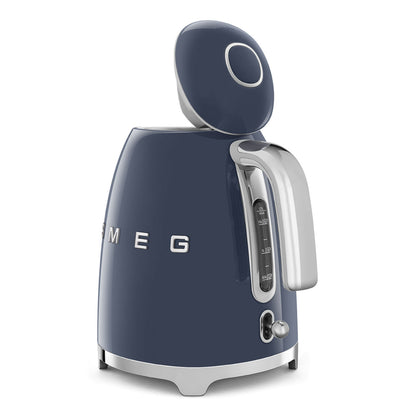 Hervidor azul SMEG lateral, diseño retro, ideal para la cocina moderna