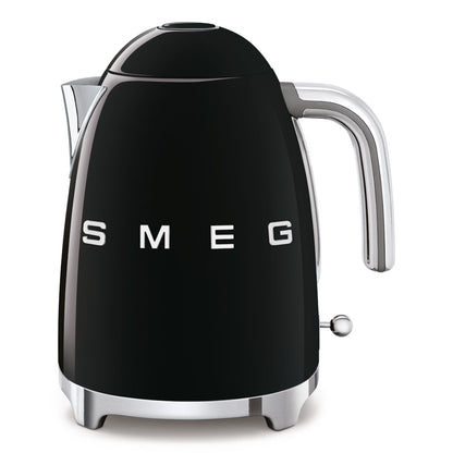 Hervidor SMEG negro lateral, diseño elegante para la cocina moderna