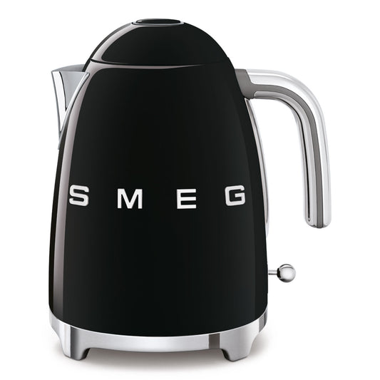 Hervidor SMEG negro lateral, diseño elegante para la cocina moderna