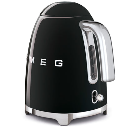 Hervidor SMEG negro lateral, diseño vintage en cocina moderna