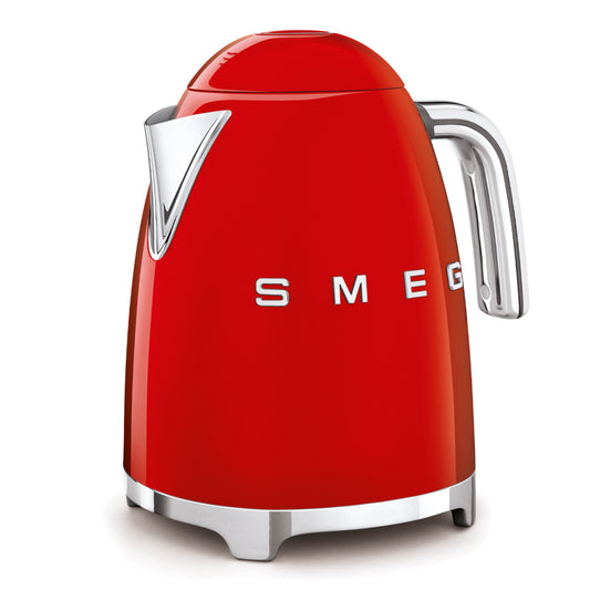 Hervidor rojo SMEG, vista lateral, diseño clásico para la cocina