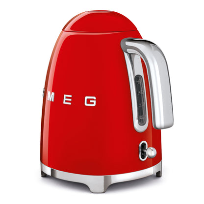 Hervidor rojo SMEG vista lateral en cocina moderna