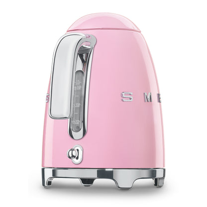 Hervidor SMEG rosa, vista lateral con diseño retro y detalles cromados.