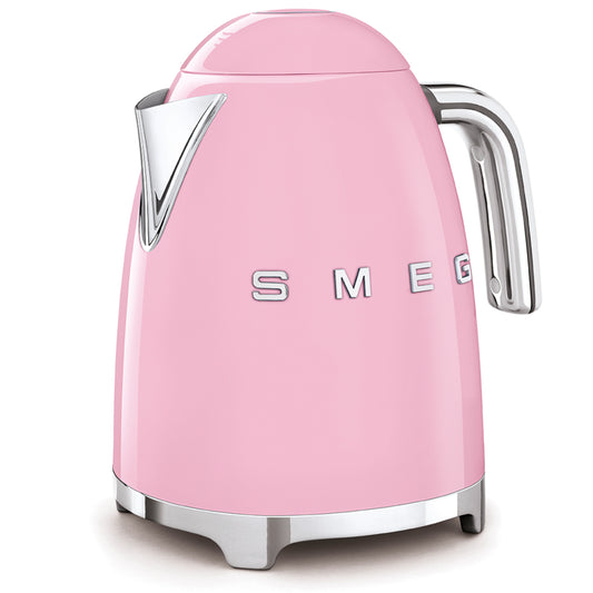 Hervidor SMEG rosa, vista lateral en cocina moderna