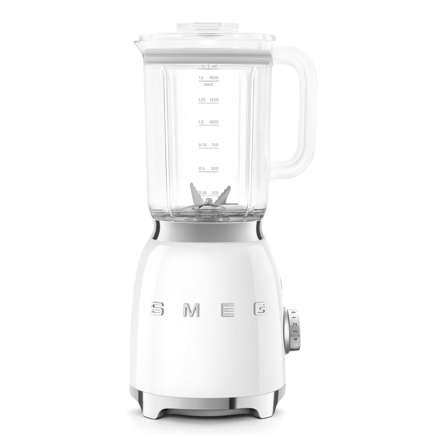 Licuadora blanca SMEG frontal, diseño retro en la cocina