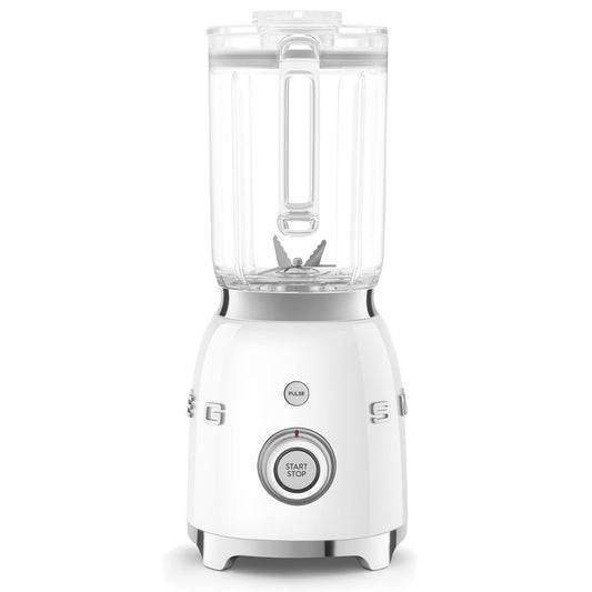 Licuadora blanca SMEG frontal, diseño elegante en cocina moderna