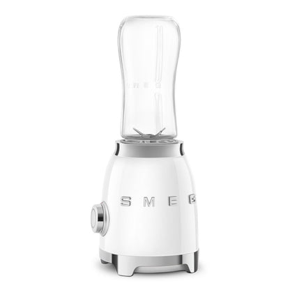 Licuadora blanca SMEG, vista lateral en cocina moderna, ideal para smoothies