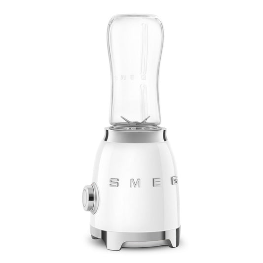 Licuadora blanca SMEG, vista lateral en cocina moderna, ideal para smoothies