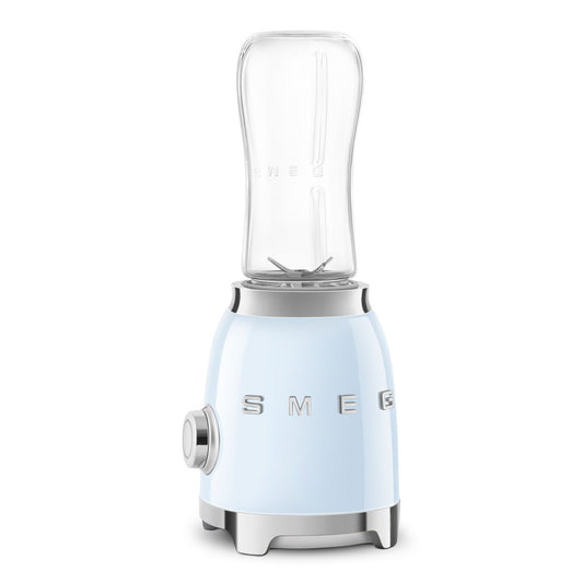 Licuadora SMEG color azul claro, vista frontal con vaso de cristal