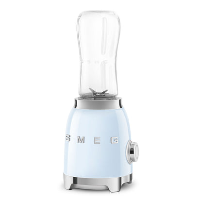 Licuadora azul pastel frontal, cocina moderna