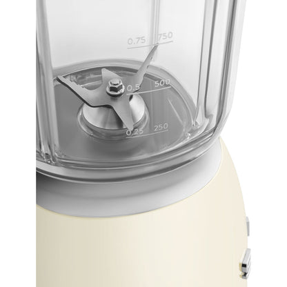 Licuadora SMEG color crema, vista superior del vaso medidor y cuchilla