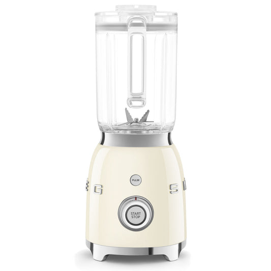 Licuadora SMEG color crema, vista frontal en la cocina moderna
