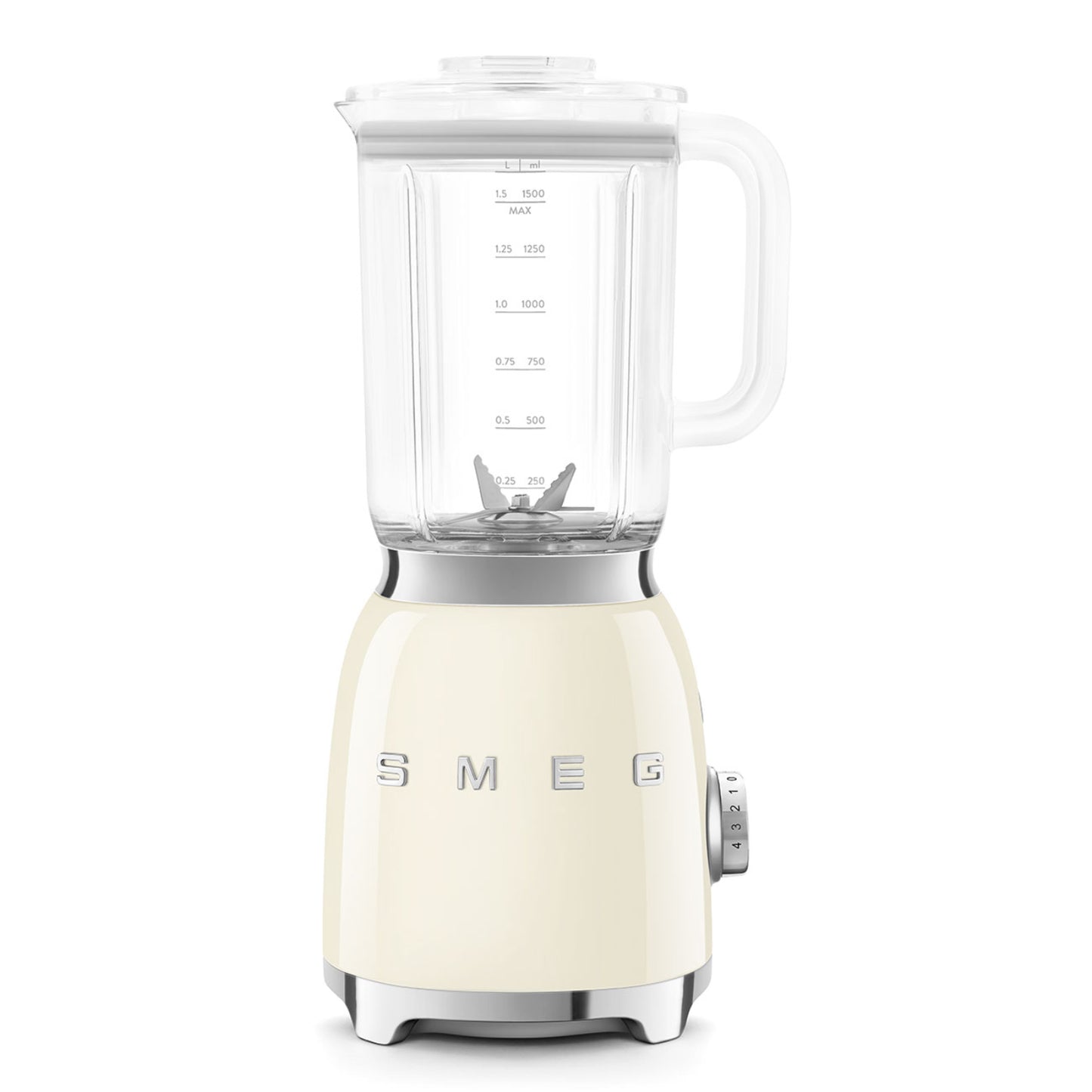 Licuadora blanca SMEG vista frontal en la cocina, ideal para batidos y mezclas