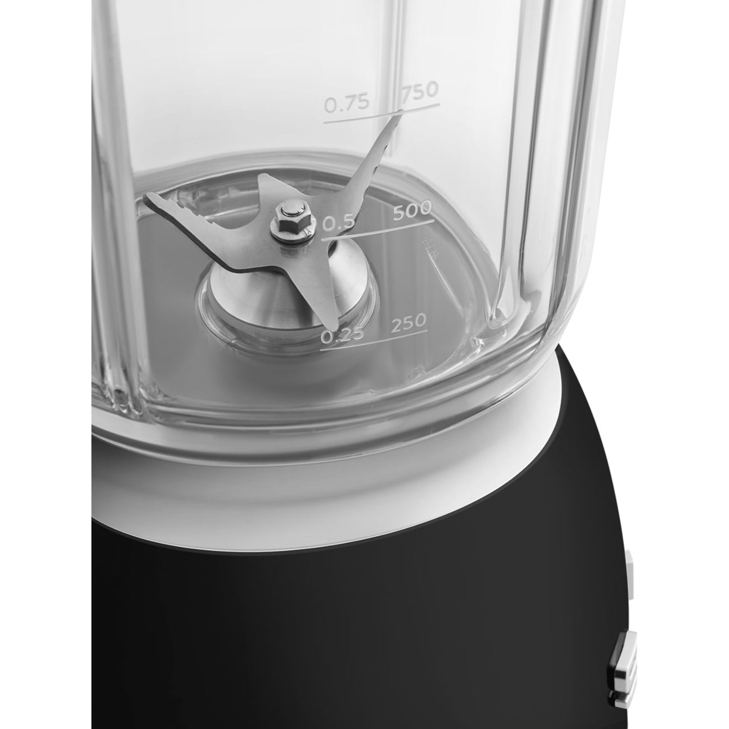 Licuadora SMEG negra vista superior con cuchillas y escala de medición