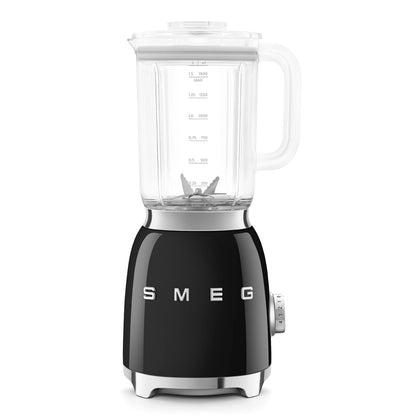Licadora SMEG negra frontal, ideal para preparar batidos en la cocina