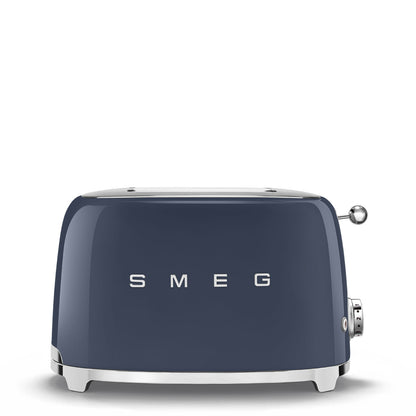 Tostadora azul SMEG frontal en cocina moderna