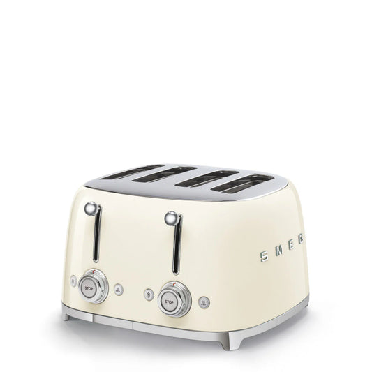 Tostadora SMEG crema frontal con cuatro ranuras en cocina moderna