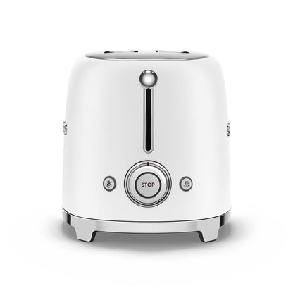 Tostadora blanca modelo SMEG vista frontal en cocina moderna