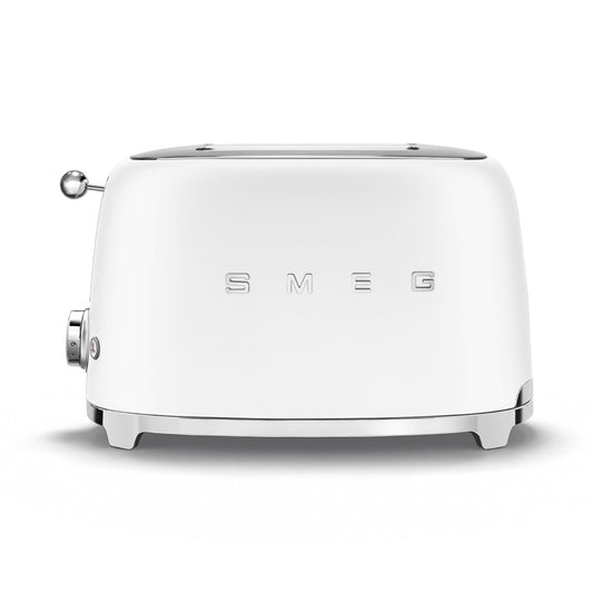 Tostadora SMEG blanca vista frontal, ideal para el hogar y desayuno.
