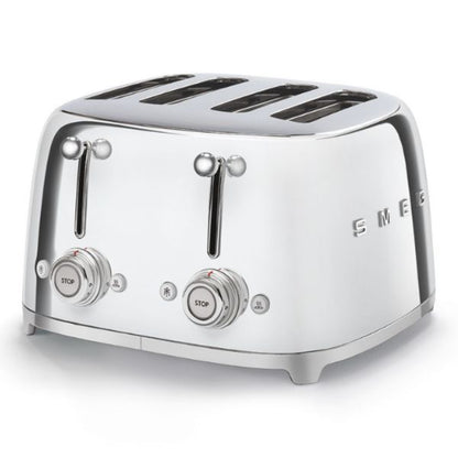 Tostadora SMEG plateada, con cuatro ranuras y controles frontales