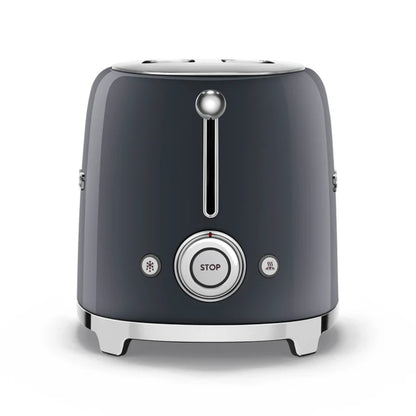 Tostadora SMEG gris frontal con control de tiempo en la cocina