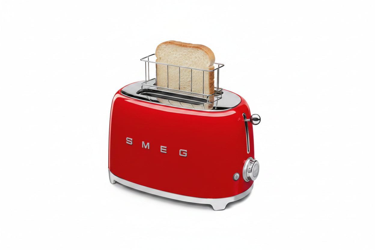Tostadora roja SMEG vista lateral con pan tostado