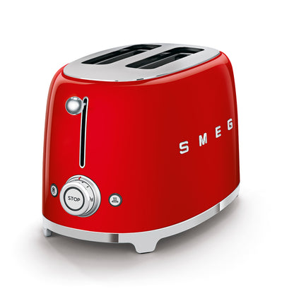 Tostadora roja SMEG vista frontal, diseño vintage en cocina moderna