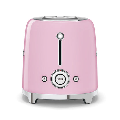 Tostadora rosa SMEG vista frontal en cocina moderna