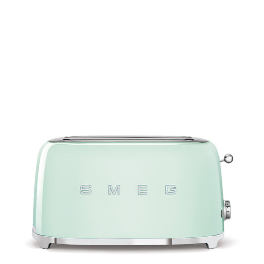 Tostadora SMEG verde menta, vista frontal en cocina moderna