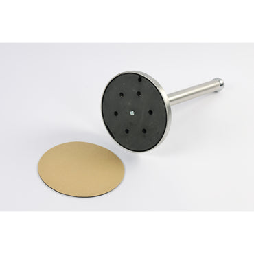 Soporte de metal plateado con base negra, ideal para productos de exhibición