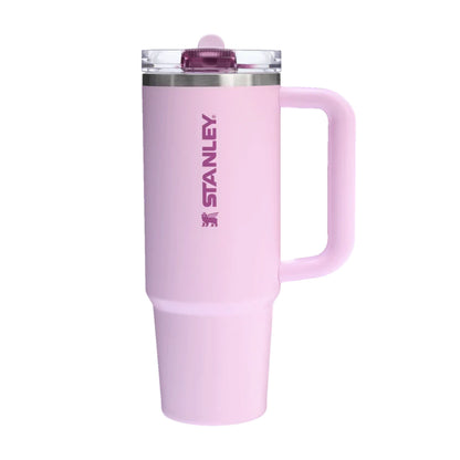 Vaso Stanley Quencher ProTour 30oz en color rosa con tapa y asa para mantener las bebidas frías.