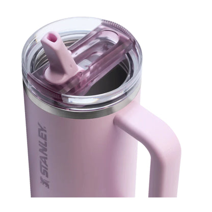 Vaso Stanley Quencher ProTour 30oz en color rosa con tapa y sorbete para beber fácilmente