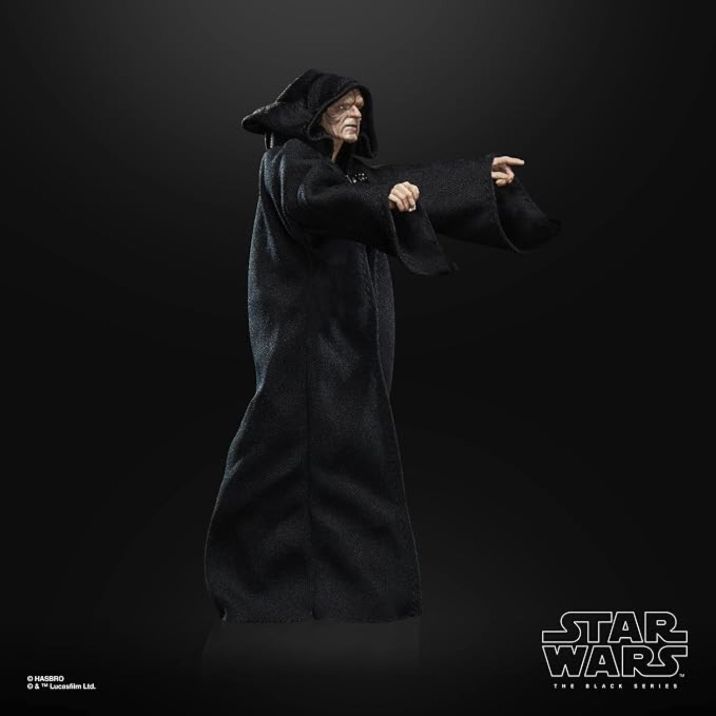 Figura Star Wars de un Sith encapuchado en color negro, con brazos extendidos